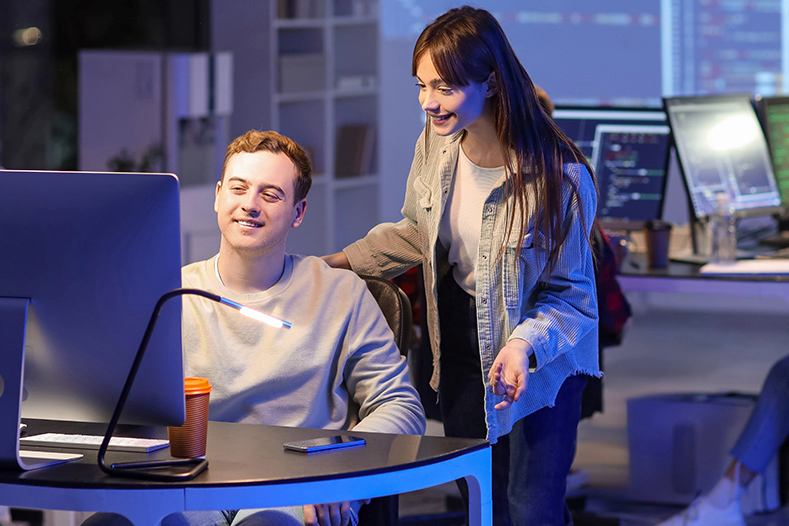 שני אנשים עובדים מול מחשב