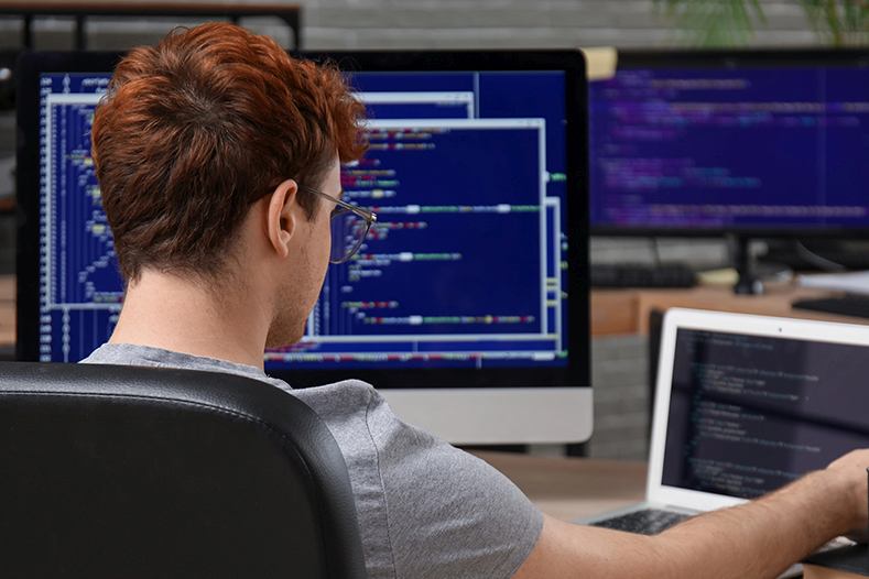 מתכנת מול מחשב